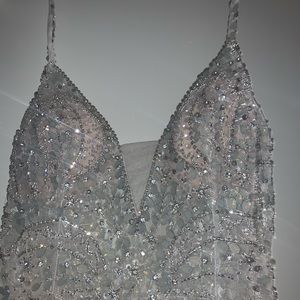 White sequin prom dress🤍 full length, low back, V-shaped neck line
